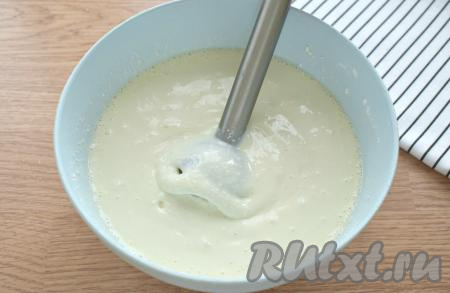 Ингредиенты пробиваем погружным блендером. В итоге получается нежная, однородная, не очень густая творожная масса.