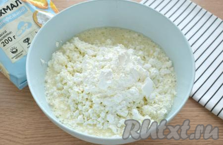 Всыпаем крахмал, добавляем соль.