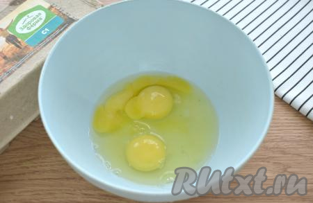 В глубокую миску разбиваем куриные яйца.