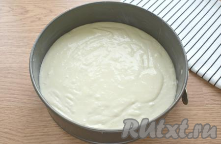 Дно и бока формы для выпечки смазываем сливочным маслом. Переливаем массу из творога и сгущёнки в подготовленную форму для выпечки. Я готовила запеканку в разъёмной форме диаметром 20 сантиметров.