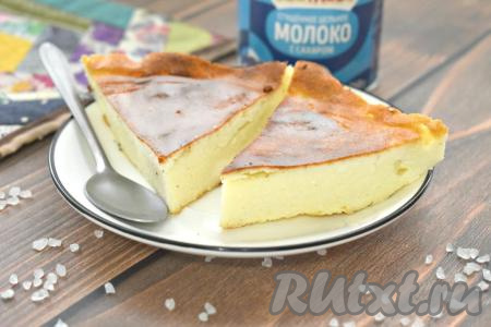 Вкусную, нежную и ароматную творожную запеканку, приготовленную со сгущёнкой, достаём из духовки, полностью её остужаем. Запеканка в процессе остывания осядет - это нормально для выпечки из творога. При подаче её можно дополнить сладкими соусами, ягодами или фруктами.