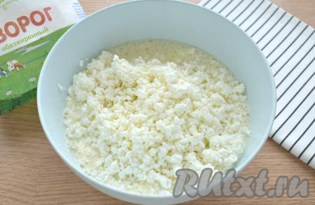 В получившуюся сладкую яичную смесь выкладываем творог.