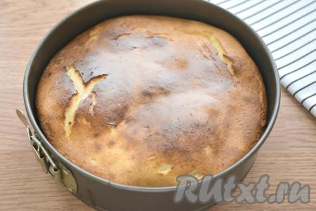 Запеканку из творога и сгущёнки выпекаем в духовке, предварительно разогретой до 180 градусов, в течение 30-35 минут. В процессе выпечки запеканка увеличится в объёме и станет пышной.