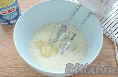 Не переставая взбивать куриные яйца, добавляем к ним сгущённое молоко, взбиваем до однородности.