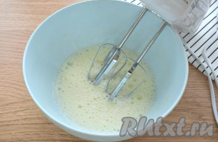 С помощью миксера взбиваем их в течение 1 минуты на средних оборотах.