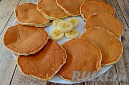 Панкейки, приготовленные на кефире с бананом, получаются пышными, ароматными, в меру сладкими. Их можно есть и тёплыми, и полностью остывшими.