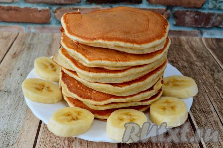 Я предпочитаю есть эти панкейки, поливая мёдом.