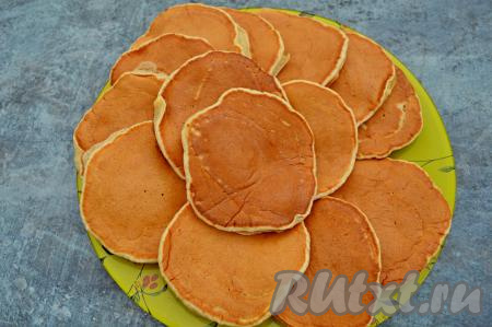 Периодически перемешивая тесто, постепенно пожарить все панкейки, выкладывая их на тарелку горочкой или веером. Всего получилось 14 штук.