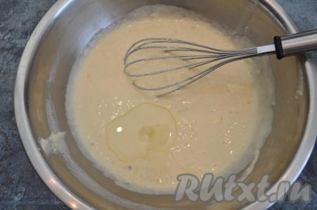 Влить в тесто столовую ложку растительное масла и хорошо вмешать венчиком в тесто. Растительное масло поможет лучше отставать панкейкам от сковороды во время жарки.