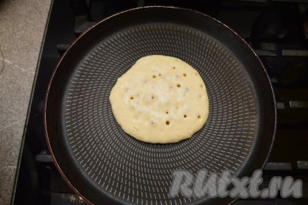 Очень хорошо разогреть сковороду. Панкейки, замешанные на кефире с добавлением банана, обычно жарятся на сухой сковороде (без смазывания сковороды маслом), но многое, конечно, зависит от качества покрытия сковороды. При желании, сковородку можно совсем немного смазать маслом. На хорошо прогревшуюся сковороду выкладывать по 1,5 столовых ложки теста. Как только на поверхности теста начнут образовываться крупные пузырьки, можно переворачивать панкейк. Я жарю панкейки на огне чуть ниже среднего.