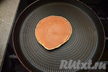 После переворачивания жарить панкейк ещё 1 минуту (до подрумянивания снизу).