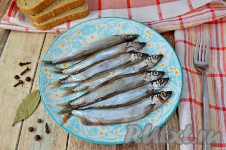 По истечении двух суток рыба полностью просолится. Вот так достаточно просто в домашних условиях можно приготовить мойву пряного посола. Рыбка получается в меру солёной, очень вкусной и аппетитной. Хранить её можно в течение нескольких дней в рассоле, хотя у нас такая рыба долго не задерживается, мы съедаем её уже на второй день. Перед подачей я удаляю у неё голову и внутренности с хребтом, промываю водой. Такая пряная мойва идеально подходит к варёному картофелю, да и просто на кусочке хлеба она очень хороша.