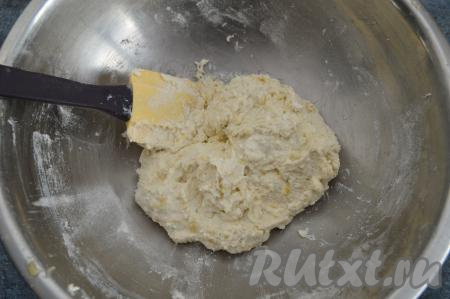 Вмешать муку в творожно-банановое тесто. Нам нужно добиться, чтобы тесто для сырников получилось вязким и липнущим, оно будет держать форму, если сформировать из него сырник. В зависимости от влажности творога, возможно, придётся добавить ещё муку. Для получения творожно-бананового теста нужной консистенции в общей сложности я добавила 2,5 столовых ложки (примерно 60 грамм) муки.