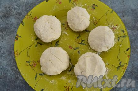 Аналогично сформировать и обвалять в муке все заготовки творожно-банановых сырников (всего у меня получилось 5 заготовок  сырников).
