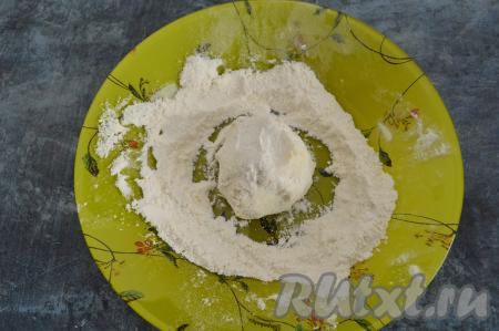 На тарелку насыпать 1 столовую ложку муки. Из части творожно-бананового теста влажными руками сформировать сырник и сразу обвалять его со всех сторон в муке.