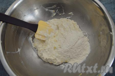 Всыпать в творожно-банановую массу 2 столовых ложки муки.