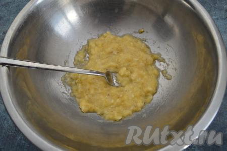 Банан очистить от кожуры, поломать на кусочки, выложить в миску и размять вилкой до получения однородного пюре. Чем крупнее и слаще будет банан, тем более сладкими получатся сырники.