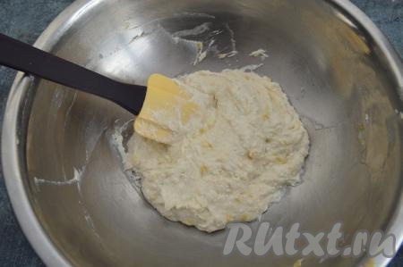 В миску с банановым пюре выложить творог, перемешать до однородности. Я сначала перемешиваю вилкой, а потом уже смешиваю творожно-банановую массу лопаткой.