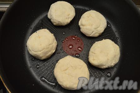 Сковороду хорошо разогреть с добавлением растительного масла. Жарить сырники с бананом на среднем огне до румяной корочки снизу (это примерно 2-3 минуты).