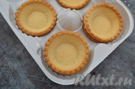 Непосредственно перед подачей наполнить тарталетки салатом. Я взяла песочные несладкие тарталетки диаметром 6 сантиметров.