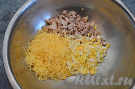 Сюда же выложить натёртый на мелкой тёрке сыр.