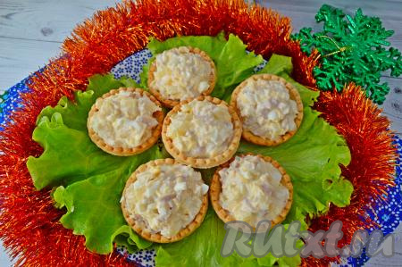 Тарталетки с ананасом, сыром и курицей отлично разнообразят праздничное меню! А вкус этой закуски, наверняка, понравится и вашим близким, и гостям!