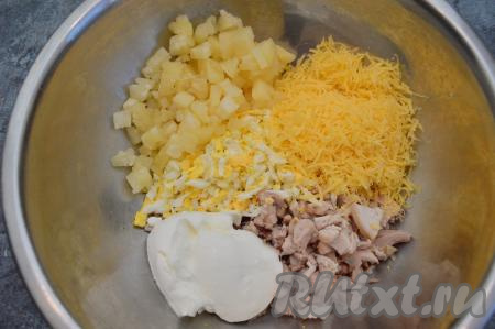 Заправить салат майонезом.