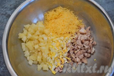 Консервированные ананасы можно взять кольцами или кусочками. Нам потребуется примерно 140 грамм ананасов без сиропа. Нарезать ананасы на небольшие кусочки и тоже отправить в миску.