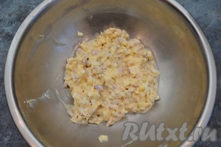 Салат из курицы, сыра, ананасов и яиц посолить по вкусу. Если вы готовите салат часа за 2-3 до подачи, то до подачи поставьте его в холодильник.