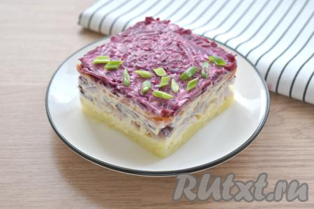 Отправляем салат "Курица под шубой" в холодильник минут на 30, чтобы слои хорошо пропитались. При подаче к столу украшаем салат на своё усмотрение, я использовала зелёный лук.