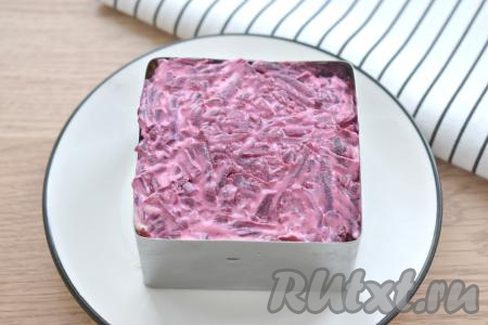 Завершающим слоем будет свекла, натёртая на крупной тёрке, смазываем майонезом.