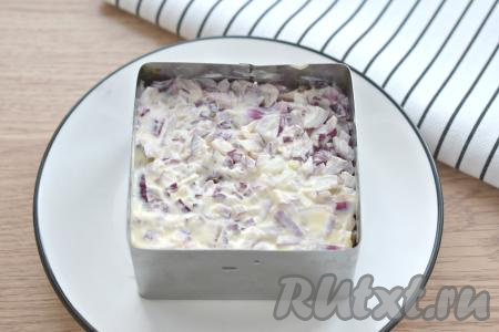 Луковый слой обильно смазываем майонезом.