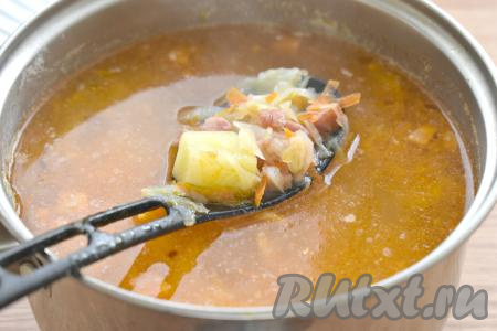 После того как капуста с картошкой проварятся минут 20-25, добавляем в кастрюлю овощи, обжаренные с колбасой, даём закипеть и провариваем щи на небольшом огне минут 5.