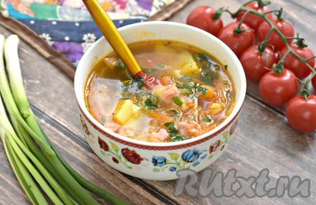 Щи, приготовленные с колбасой, получаются очень вкусными, наваристыми и ароматными, разливаем по тарелкам и подаём к столу. Моим близким очень нравится это блюдо, поэтому советую и вам его попробовать!