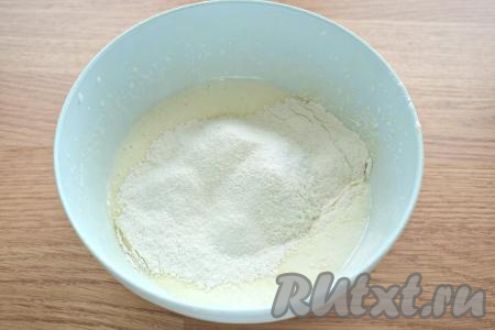 В получившуюся массу просеиваем грамм 70 муки, добавляем щепотку соли.