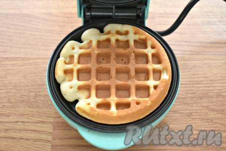 Накрываем тесто верхней панелью электровафельницы и печём венскую вафлю до золотистости (обычно вафля выпекается 5-6 минут, но многое зависит от мощности вафельницы), затем перекладываем на тарелку. Постепенно выпекаем все вафли (у меня получилось 8 штук).