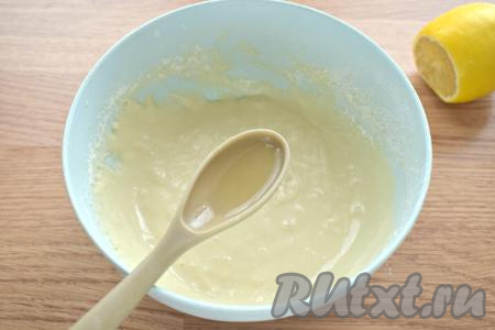 В тесто вливаем 1 чайную ложку свежевыжатого лимонного сока и вновь перемешиваем.