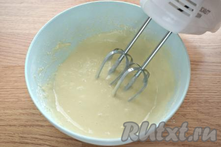 Всыпая частями оставшуюся просеянную муку и вмешивая её миксером (или ложкой), замешиваем в меру густое, однородное тесто.