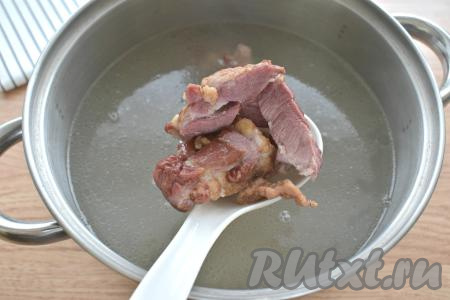 Крупные копчёные рёбрышки разрезаем на кусочки поменьше и складываем их в кастрюлю, заливаем 2 литрами холодной воды, ставим на огонь. После закипания воды варим рёбра на небольшом огне минут 20-30.