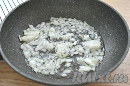 Пока капуста с картошкой варятся, обжарим овощи. Для этого очищенную луковицу нарезаем мелко, перекладываем на сковороду с хорошо разогревшимся растительным маслом и обжариваем 2-3 минуты (до мягкости) на среднем огне, периодически перемешивая.