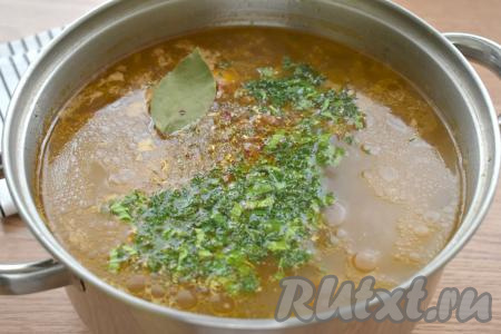 Затем добавляем нарезанную свежую зелень, лавровый лист, по вкусу солим и перчим, можно использовать и свои любимые специи, даём закипеть, провариваем 2-3 минуты на небольшом огне и убираем с огня. Готовым щам даём настояться 10 минут под крышкой, а затем разливаем по тарелкам.