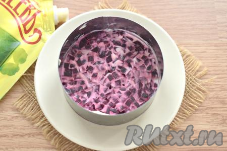 Слой из свёклы покрываем майонезом.