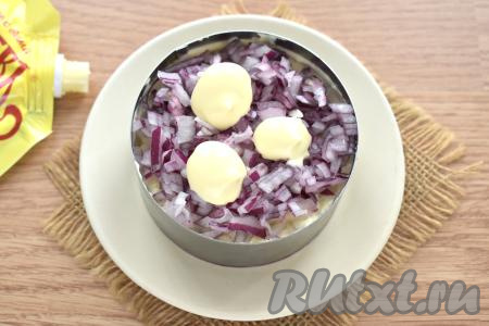 Поверх картошки раскладываем очищенный и мелко нарезанный лук (у меня - красный лук), смазываем майонезом.