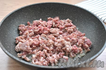 К обжаренному луку выкладываем фарш.