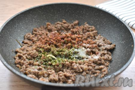 Пробуем фарш на вкус, а затем уже солим его (учитывайте, что соевый соус достаточно солёный). Приправляем специями по вкусу (я использовала паприку и сушёную зелень), перемешиваем.