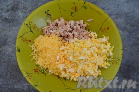 Сюда же выложить очищенные яйца, натёртые на крупной тёрке.
