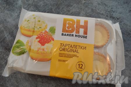 Я купила 12 песочных несладких тарталеток диаметром 6 сантиметров. Заранее отварить куриное мясо и яйца, а затем полностью остудить.