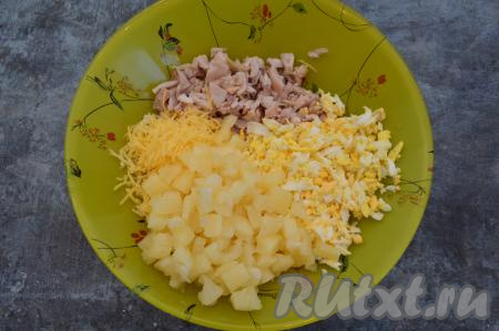 Консервированные ананасы без жидкости нарезать на небольшие кусочки. Я взвесила ананасы без жидкости, вес составил 140 грамм - это примерно половина всех ананасов в банке. Нарезанные ананасы добавить в тарелку с салатом из курицы, сыра и яиц.