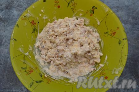 Заправить салат майонезом и, если надо, то подсолить по вкусу.