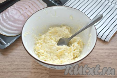 Перемешиваем, если нужно, подсаливаем и перчим. Начинка для наших рулетиков готова.